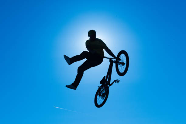 istock Man enjoying dirt jumping sport 883731912