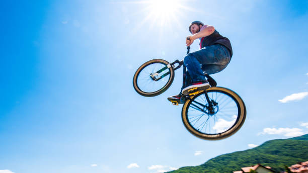 istock Man enjoying dirt jumping sport 883738672