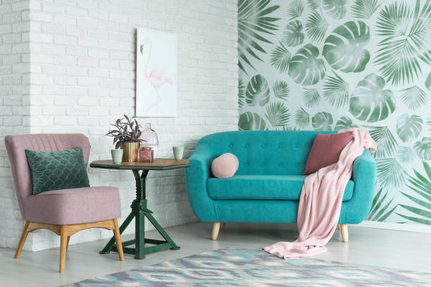 rosa stuhl und blauen sofa - furniture design indoors armchair stock-fotos und bilder