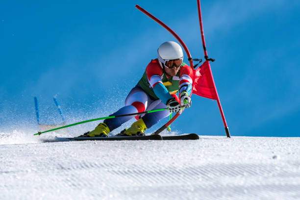 Vista frontale dello sciatore alpino professionista che gareggia nella gara di slalom gigante - foto stock