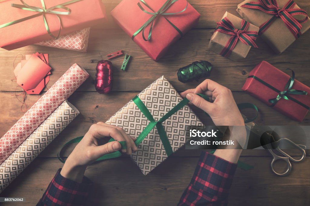 gift wrapping. woman tie a ribbon bow Gift Stock Photo