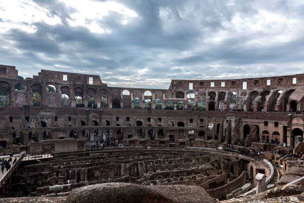 murs restants de colloseum - international landmark italy amphitheater ancient photos et images de collection