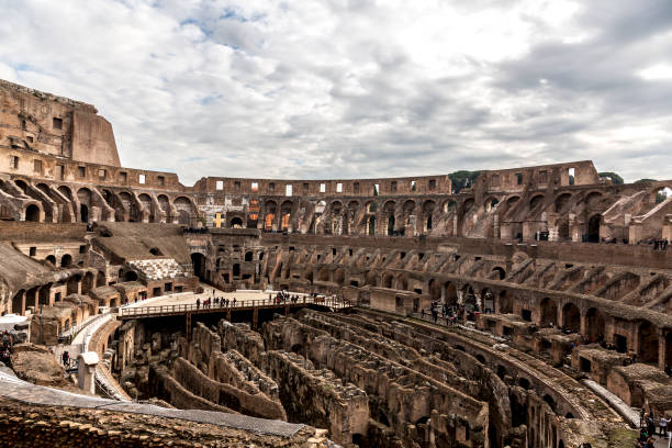 murs restants de colloseum - international landmark italy amphitheater ancient photos et images de collection