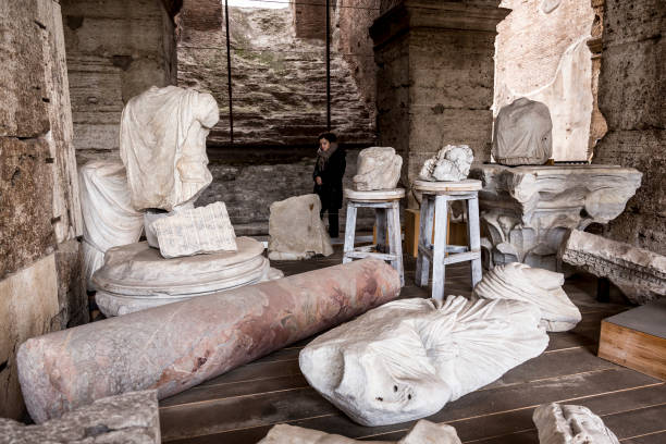 colloseum statues antiques - international landmark italy amphitheater ancient photos et images de collection