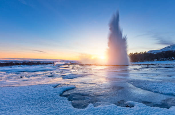 з�наменитый гейсир в исландии в красивом свете заката - circle natural phenomenon water snow стоковые фото и изображения