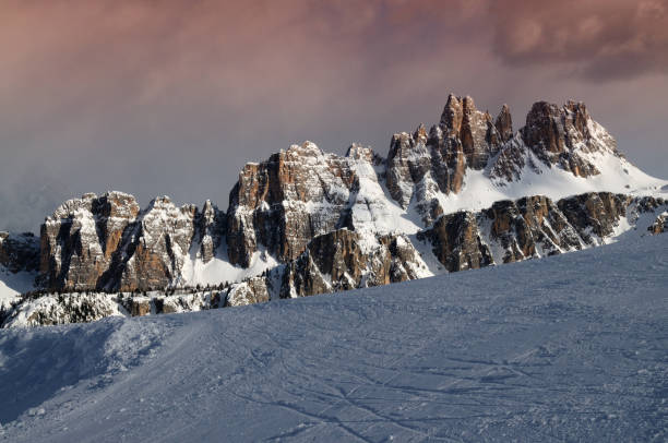 крода-да-лаго в итальянских доломитовых альпах, венето, италия. - croda rossa стоковые фото и изображения