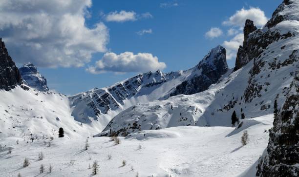 зимняя панорама в доломитовых альпах возле кортина д'ампеццо. венето, италия. - croda rossa стоковые фото и изображения