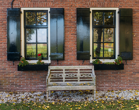 Giethoorn: Small house with bench in autumn in the small, picturesque town of Giethoorn, Overijssel, Netherlands.