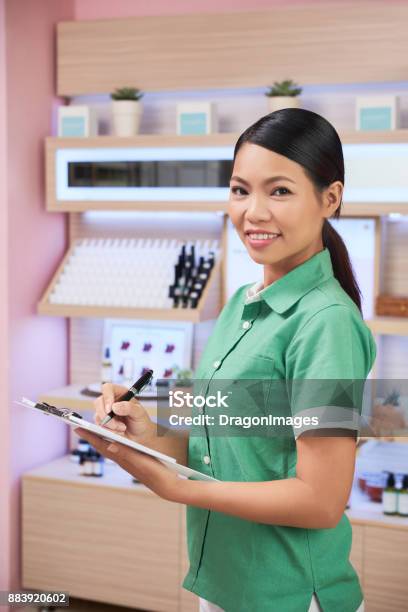 Foto de Verificação De Sortimento e mais fotos de stock de Asiático e indiano - Asiático e indiano, Dono, Mulheres