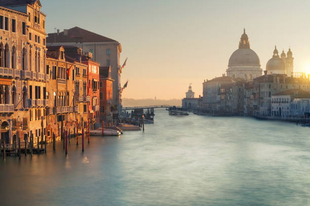 イタリア、ベニスの運河 - venice italy grand canal italy sunset ストックフォトと画像