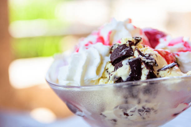 istock Vanilla Ice Cream In Bowl With Sauce And Dark Chocolate 883969430