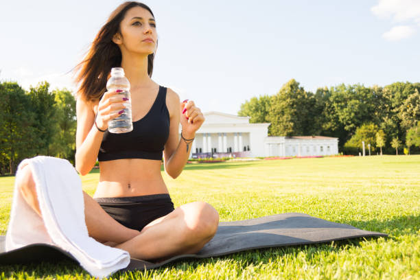 istock Fitness beautiful woman drinking water 883977506