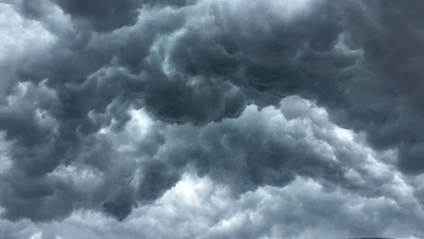 sopra la testa colpo di nuvola di pioggia; cambiamento climatico - storm cloud sky dramatic sky rain foto e immagini stock