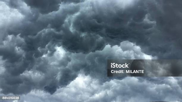 Sopra La Testa Colpo Di Nuvola Di Pioggia Cambiamento Climatico - Fotografie stock e altre immagini di Nube temporalesca