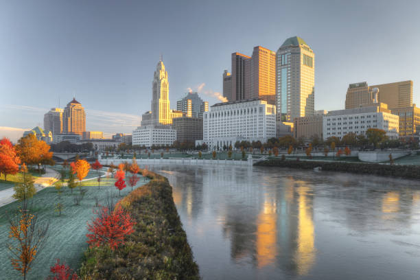 horizonte de columbus, ohio en un día de otoño claro - columbus park fotografías e imágenes de stock