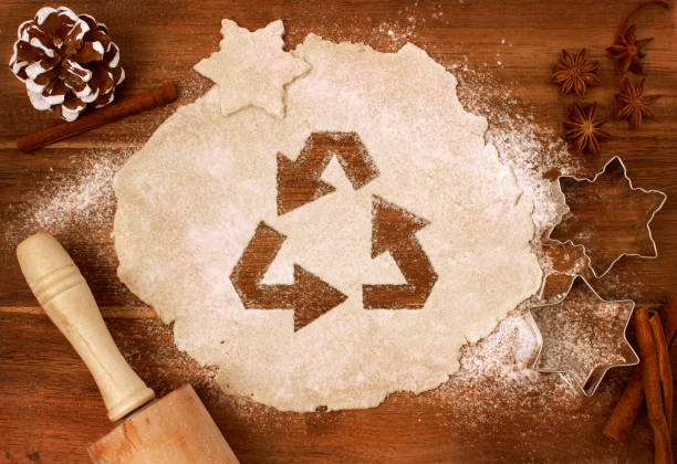 masa de galleta de corte como la forma de las flechas de reciclaje (serie) - anise baked biscuit brown fotografías e imágenes de stock