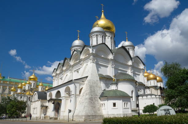 erzengel-michael-kathedrale im moskauer kreml, russland - cathedral russian orthodox clear sky tourism stock-fotos und bilder
