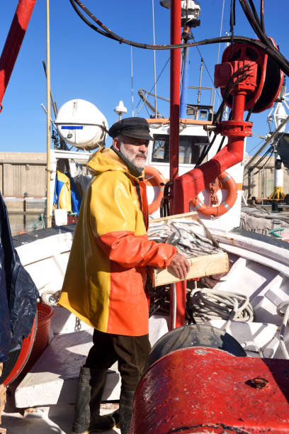 rybak - fishing nautical vessel small men zdjęcia i obrazy z banku zdjęć