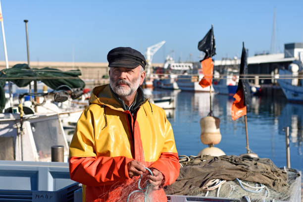 рыбак - fishing nautical vessel small men стоковые фото и изображения