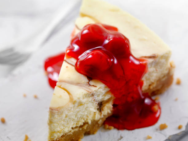 chocolate swirl cheesecake mit kirsch-topping - pie dessert cherry pie baked stock-fotos und bilder