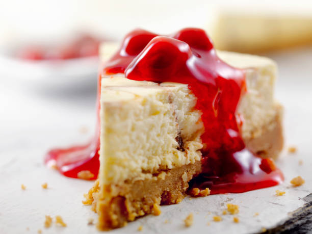 cheesecake a turbinio al cioccolato con condimento alla ciliegia - dessert fruit torte red foto e immagini stock