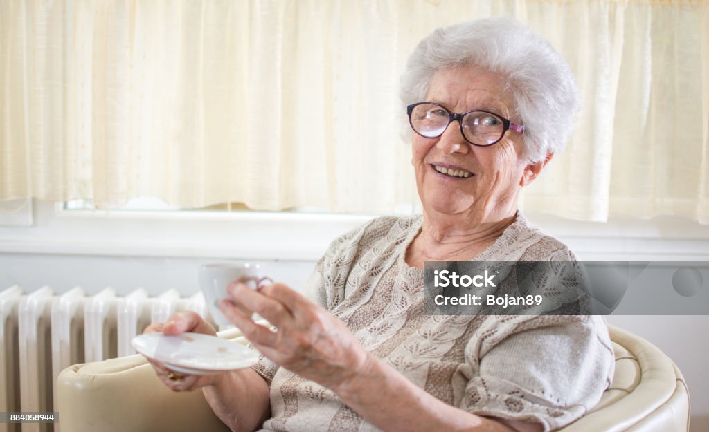 Lächelnd Großmutter Kaffeetrinken zu Hause. - Lizenzfrei Großmutter Stock-Foto