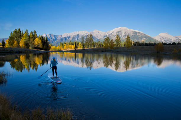スタンド paddleboard アップ - paddleboard oar women lake ストックフォトと画像