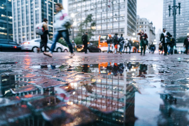 vue de réflexion de flaque d’eau dans les rues du centre-ville de são paulo, brésil - water puddle photos et images de collection