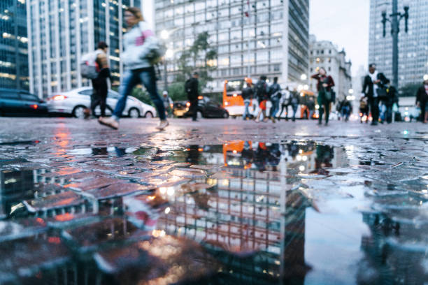 puddle reflection view to the streets of downtown são paulo, brazil - infraestrutura de água imagens e fotografias de stock
