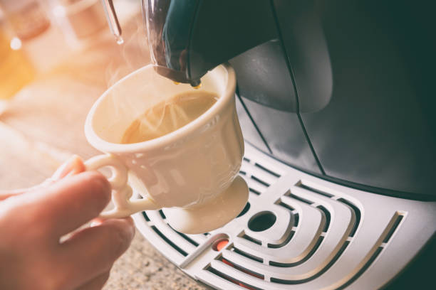 taza y la cafetera - espresso coffee coffee maker italian culture fotografías e imágenes de stock