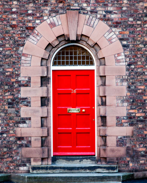 porta in legno rosso in stile britannico - london england sash window house georgian style foto e immagini stock