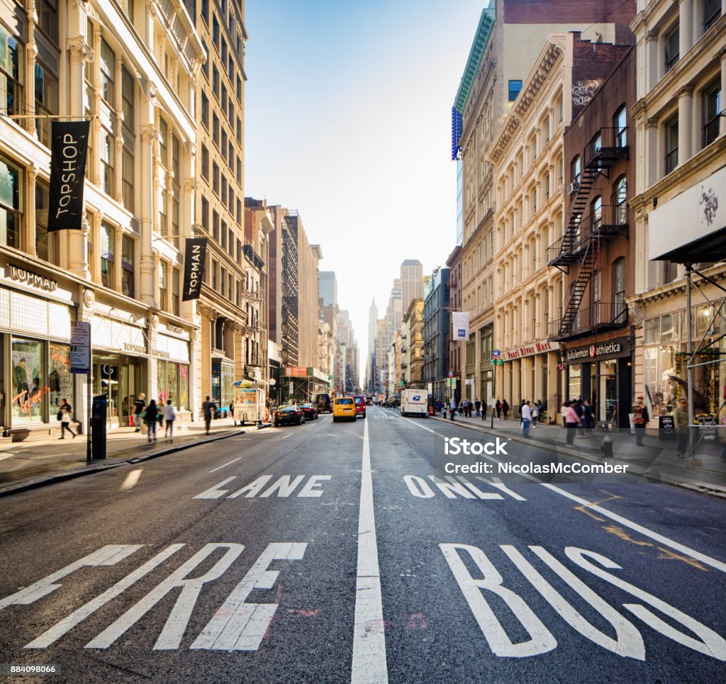 Scène de rue de Soho Broadway Midtown sur une journée ensoleillée d’automne - Photo de New York City libre de droits