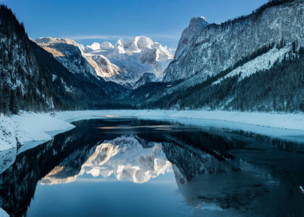 冬の gosausee - european alps mountain mountain peak rock ストックフォトと画像