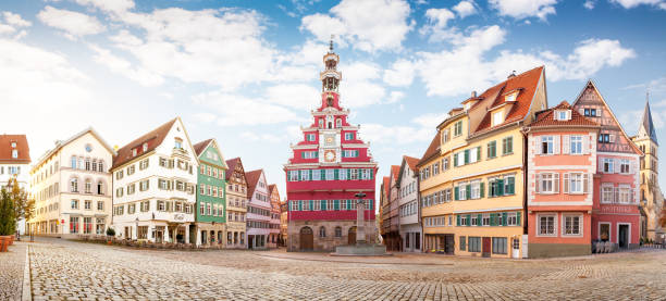 esslingen deutschland mittelalterliche touristische stadt mit malerischen blick auf historische wahrzeichen rathaus - stuttgart stock-fotos und bilder