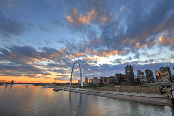 istock St. Louis, Missouri skyline and Gateway Arch 884140864