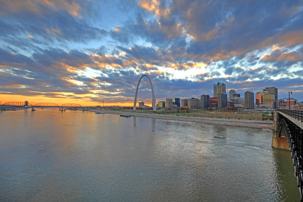 istock St. Louis, Missouri skyline and Gateway Arch 884140872