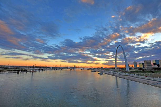 istock St. Louis, Missouri skyline and Gateway Arch 884140900