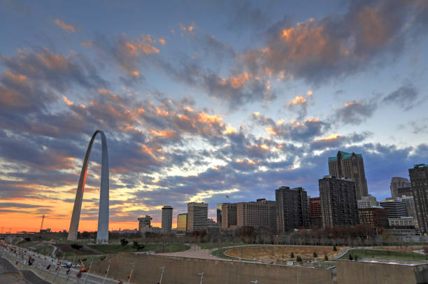 istock St. Louis, Missouri skyline and Gateway Arch 884140932