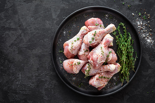 Carne de pollo, muslos de pollo marinado con primas photo