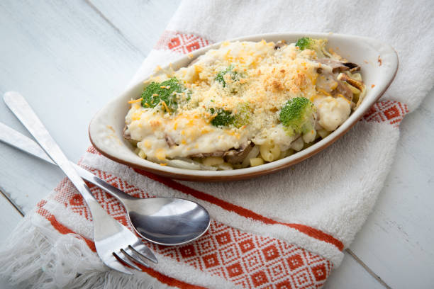 gratinato con broccori e maccheroni - potatoes au gratin foto e immagini stock