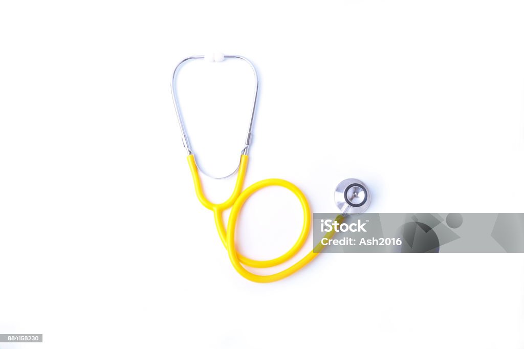 Un cuore con uno stetoscopio medico, isolato su sfondo bianco - Foto stock royalty-free di Stetoscopio