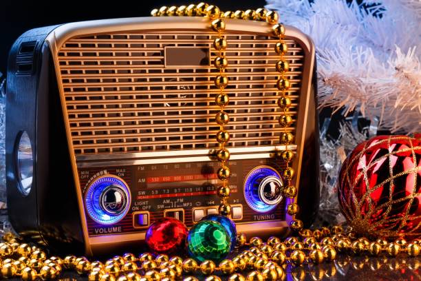 receptor de radio estilo retro con decoraciones de navidad sobre fondo negro - retro christmas audio fotografías e imágenes de stock