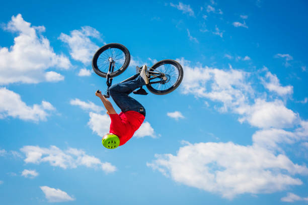 bmx всадника backflipping - bmx cycling bicycle cycling backflipping стоковые фото и изображения