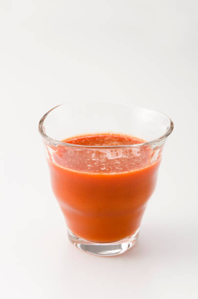 야채 주스입니다. 흰색 배경 - vegetable juice juice carrot tomato 뉴스 사진 이미지