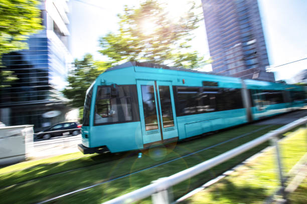 przyspieszenie tramwaju miejskiego - blurred motion street car green zdjęcia i obrazy z banku zdjęć