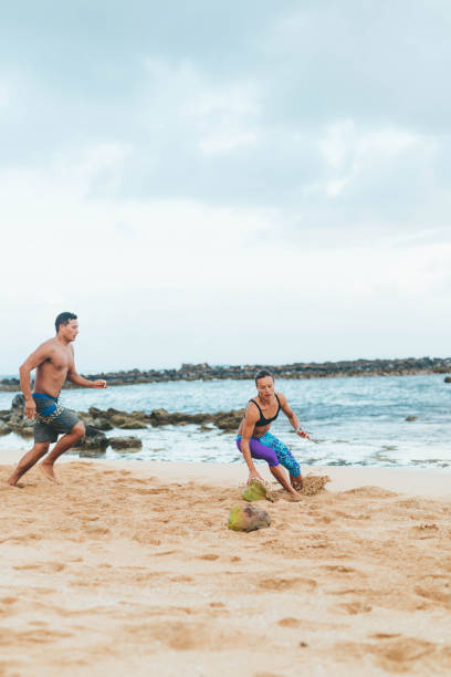 séance d’entraînement plage hawaïenne - success determination idyllic carefree photos et images de collection