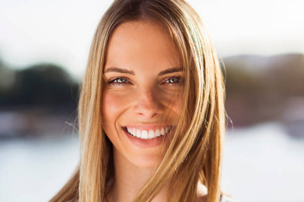 glückliche junge frau  - smiling women blond hair human face stock-fotos und bilder
