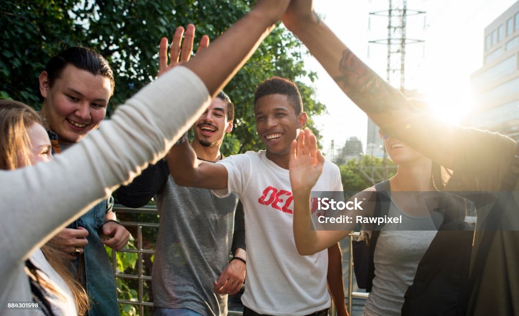 Amis, donnant des high fives - Photo de Adolescent libre de droits