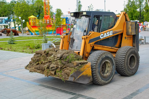 caricatore skid per lavori di giardinaggio - earth mover working field dirt foto e immagini stock