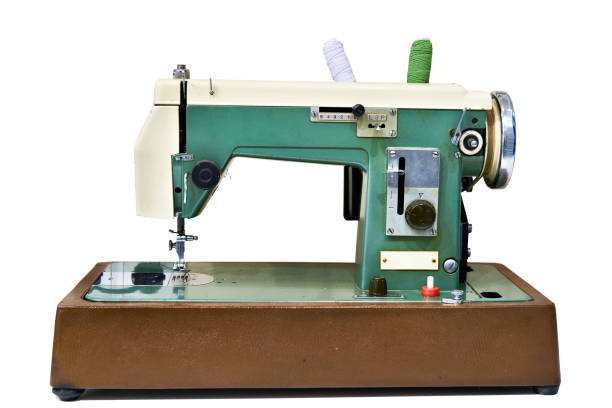 vieille machine à coudre isolé - machine sewing white sewing item photos et images de collection